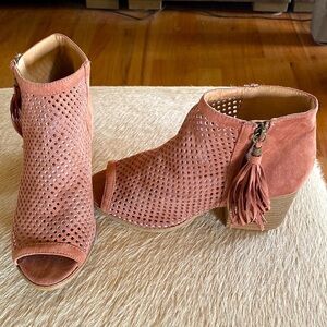 Qupid- Open Toe Booties, shooties, Chunky tassel detail, cognac color. Size 7